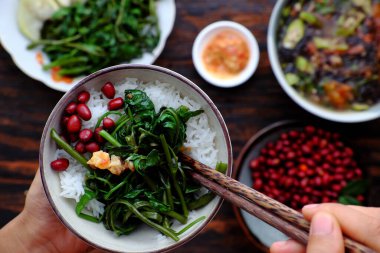 Üst düzey insanlar öğle yemeği yiyor, Vietnam vejetaryen yemek arka planında pirinç kasesi, haşlanmış kabak, su ıspanağı, tofu peyniri, kızarmış fıstık, deniz yosunu çorbası, sade yemek ama sağlık için iyi.