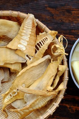 Üst manzara kuru bambu filizleri ahşap arka planda, birçok Vietnam vejetaryen yemeği için ham madde