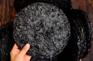 Üst düzey grup çarşafı sepette kurumuş siyah deniz yosunu, kadın el yosunu, vejetaryen mutfağı için sağlıklı hammadde, diyet için birçok vejetaryen yemeği, deniz sebzesi