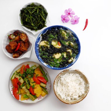 Üst düzey Vietnam mutfağı, öğle veya akşam yemeği için günlük aile yemeği, yosun çorbası, tofu, domates, ananas, bamya, soslu kurutulmuş ekmek pişirme, haşlanmış su ıspanağı çorbası.