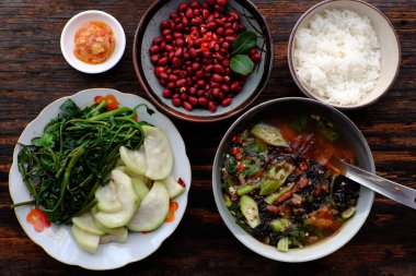 Vietnam 'a özgü vejetaryen yemekleri, haşlanmış kabak, tofu peynirli su ıspanağı, soya soslu kızarmış fıstık ve yosun çorbası, et diyetinde öğle yemeği için basit yemekler, sağlığa iyi gelir.