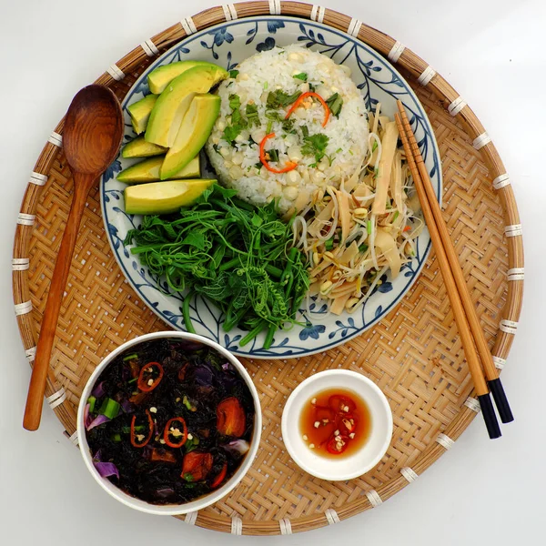 以素食 煮熟的蔬菜 酱油鳄梨 海藻汤 炒竹笋 营养为主食的越南家庭午餐 图库图片