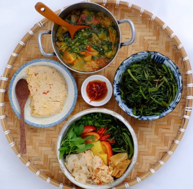 Kahvaltıda en iyi vejetaryen tepsisi kuru kağıt şehriye çorbası soya sütünden tofuyu ananas, domates, demirhindi gibi ekşi malzemelerle yapar su ıspanağı ve sağlıklı beslenme sebzesiyle yer.