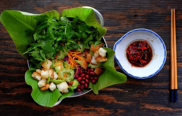 Top View Insalata Melone Amaro Con Cavolo Viola Carota Pane — Foto Stock