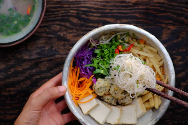 Zelfgemaakte Vietnamese Veganistische Noedels Soep Met Kleurrijke Groenten Als Wortel — Stockfoto