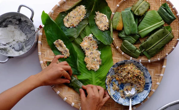 Wanita Tangan Membuat Pangsit Nasi Datar Dengan Mengambil Isian Dari — Stok Foto