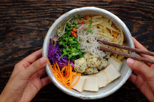 Hausgemachte Vietnamesische Vegane Nudelsuppe Mit Buntem Gemüse Wie Karotten Veilchen lizenzfreie Stockfotos