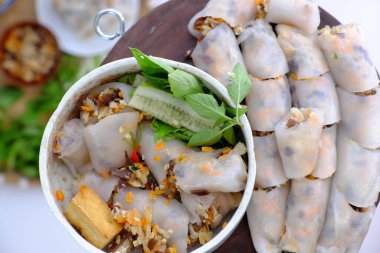 Üst tabaktakiler kahvaltılarını evde yapıyorlar. Ev yapımı vejetaryen Vietnam pirinçli şehriyeli makarna, el ele tutuşup tıka basa doldurulmuş gözleme tabağı ve sebzeler için çok lezzetli bir arka plan.                     