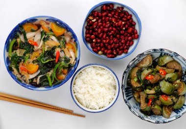 Öğle yemeği için vejetaryen yemeği soslu kızarmış fıstık, kızarmış yeşil yuvarlak patlıcan, pirinç kasesi, sebze çorbası diyet için basit vejetaryen Vietnam yemeği ama sağlık ve beslenme için iyidir.