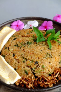 Vietnam 'da öğle yemeği zamanı ev yapımı yemekler, kızarmış pilav tabağı ve soya peyniri. Tahta arka planda vejetaryenler için basit vejetaryen yemekleri.