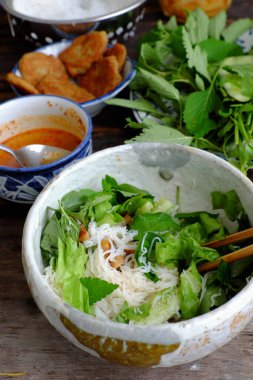 Kahvaltıda diyet menüsü, kızarmış mantarlı erişte kasesi, salata, marjoram yaprağı, sos, basit vejetaryen yemeği ama beslenme ve sağlığa iyi gelir.