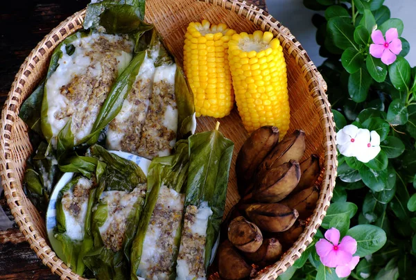 Finom Kosár Vietnami Házi Étel Ebédre Főtt Sárga Kukorica Gőz — Stock Fotó