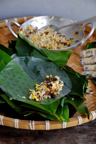 高调做越南素菜 用玉米 蘑菇等原料制成油炸玉米春卷 用米纸包裹 制成卷材 叶背素食 — 图库照片