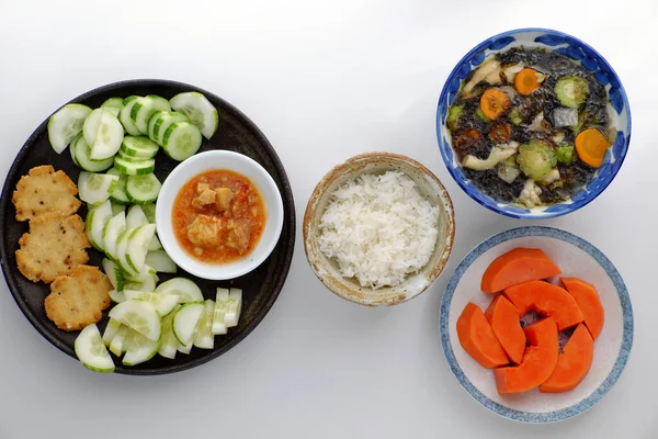 トップ表示ビーガン毎日の食事ランチ 豆腐チーズとキュウリスライス 海苔スープ 栄養と白の健康のために良いシンプルなベトナム料理 — ストック写真