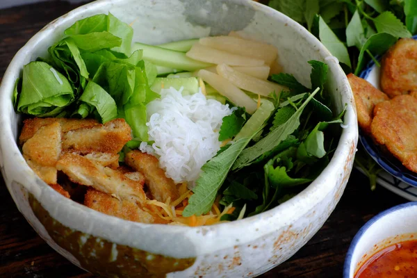 Kahvaltıda diyet menüsü, kızarmış mantarlı erişte kasesi, salata, marjoram yaprağı, sos, basit vejetaryen yemeği ama beslenme ve sağlığa iyi gelir.