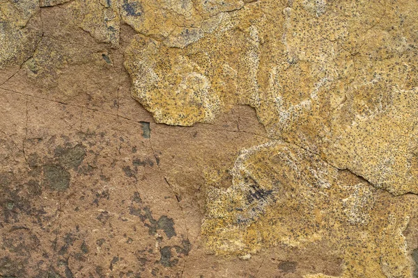 Естественное происхождение. Текстура пластинчатого камня с коррозией — стоковое фото