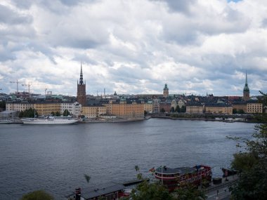 Stockholm. Yaz bulutlu gününde Old Town (Gamla Stan) görünümü. Şehrin eski bölümünün panoramik görünümü Stockholm, İsveç. 
