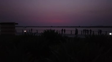 Beach Bank'ta Akşam Yürüyüşü - Deniz Kıyısında Akşam Yürüyüşü