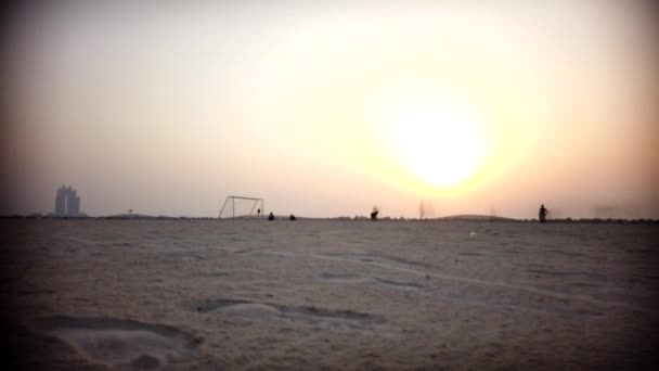 Играет Football While Sunset Day Night Motion Lapse — стоковое видео
