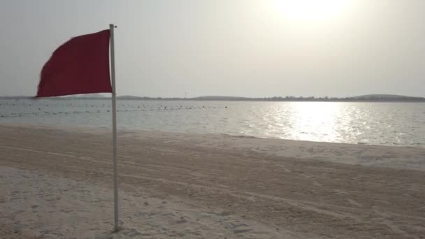 Bandera Roja Sea Shore Banco Playa — Vídeos de Stock