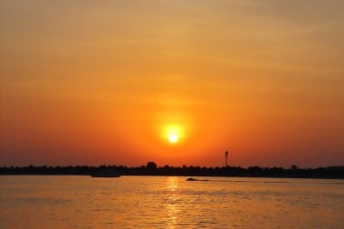 Deniz Kıyısından Gün Batımı Manzarası