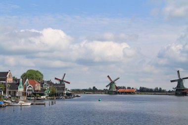 Zaanse Schans - Amsterdam 'da bulutlu bir günde yel değirmeni