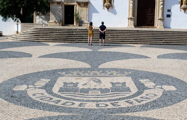 insanlar Faro bir kilise görünüyor