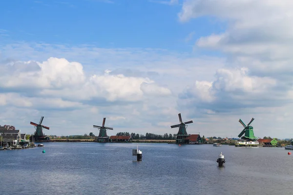 Zaanse Schans - Amsterdam 'da bulutlu bir günde yel değirmeni