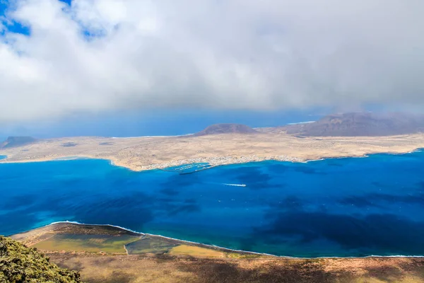 Bulutlu bir günde Lanzarote'de panoramik manzara