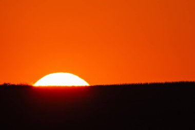Alan üzerinde gün batımı sırasında güneş