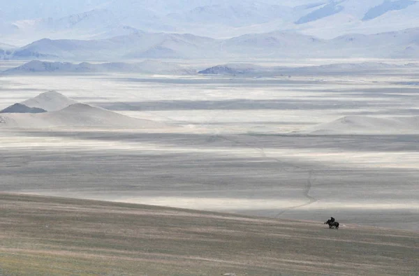 Orta Asya dağlarında atlılar, Mongun-Taiginsky Bölgesi, Uygylag vadisi.