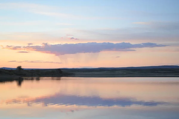Orta Asya'da Dus-Khol Gölü üzerinde akşam yağmuru. Resim Tuva'da çekildi..
