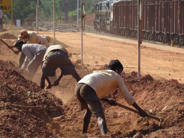 İnsanlar treni sever. İnsanları trene dönüştüren iş (araba).
