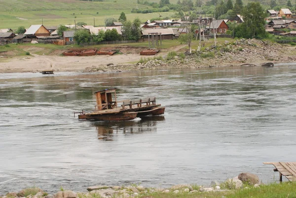 Rusya. TIVA. Bu da ne? Sizim köyünden Erzhey köyüne feribot. Köy kaa-Khem Nehri üzerinde Rus eski Inananlar.