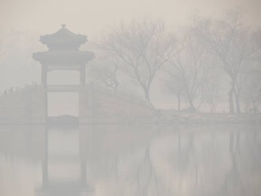 Çin. Pekin. Yaz İmparatorluk Sarayı. Söğüt Köprüsü. Sisteki ağaçlar.