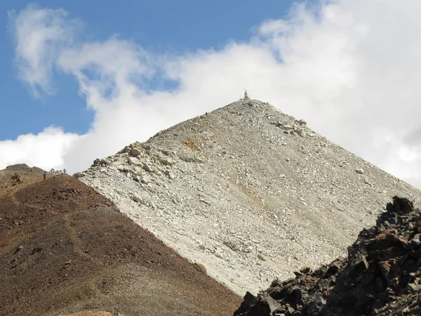 Orta Asya. Resim Tuva Cumhuriyeti Mongun - Taiga ulaşılmaz alanda alınmıştır. Dağlara tırmanırken inanılmaz güzellik açılır. Yazın bile, rüzgar orada eser ve bulutlar geçip geçer..