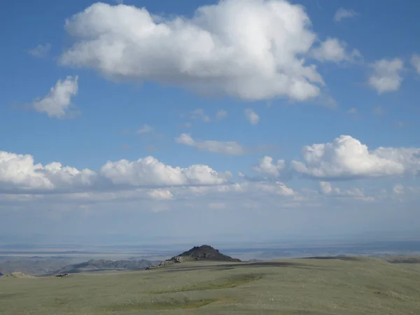 Orta Asya. Resim Tuva Cumhuriyeti Mongun - Taiga ulaşılmaz alanda alınmıştır. Yüksek dağlarda, uzak dağlar mavi görünür ve bulutlar yere yakın yer almaktadır.