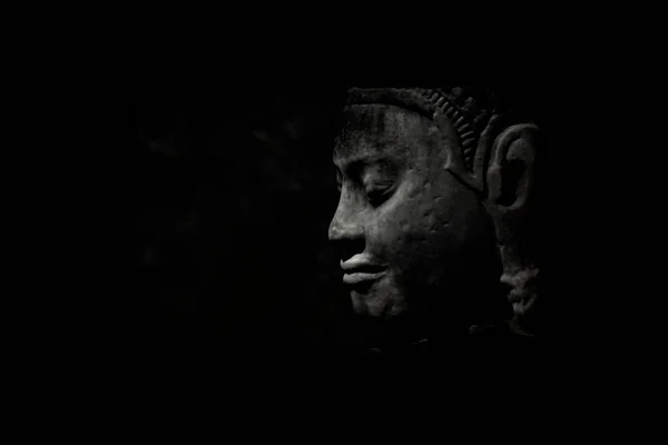 Sesler azalır, hayvanlar ve kuşlar donar, güneş suyun üstüne düşer. Yarın yeni bir gün olacak..