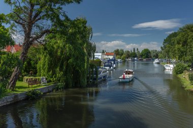 Beccles, Suffolk, İngiltere'de Waveney Nehri boyunca seyir küçük bir tekne