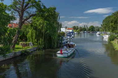 Beccles, Suffolk, İngiltere'de Waveney Nehri boyunca seyir eden bir motorlu tekne