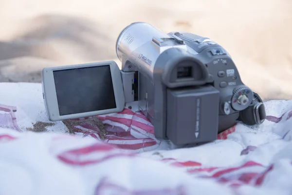 Old camera on the beach on a summer day — Stock Photo, Image