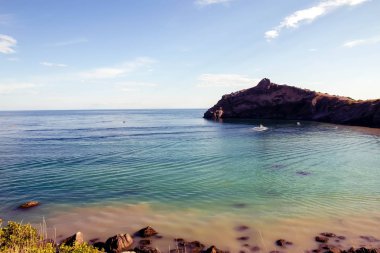 Kıyıda taşlarla Karadeniz, gökyüzü mavisi