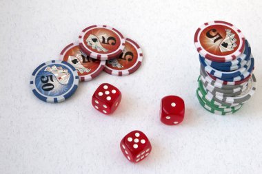 Jetonlar, poker fişleri ve oyun küpleri, beyaz bir arka plan üzerinde, sayı beş ve bir birim ile