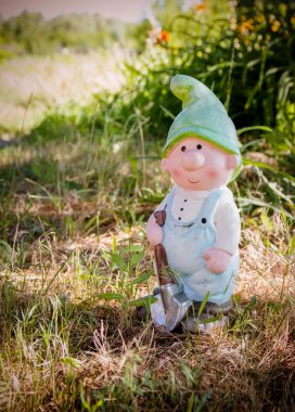 Ağacın altında küçük bir gnome, evlat.