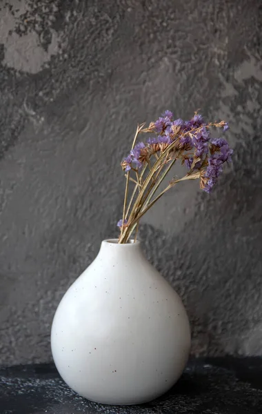 黒いテーブルの上に立つ白い花瓶にドライフラワー 高品質の写真 — ストック写真