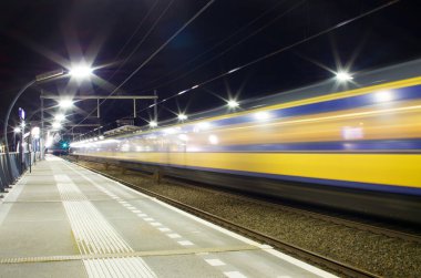 Gece hareket edince tren bulanıklaşıyor.