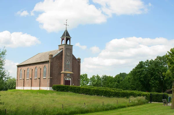 雲のある晴れた日の小さな教会 — ストック写真