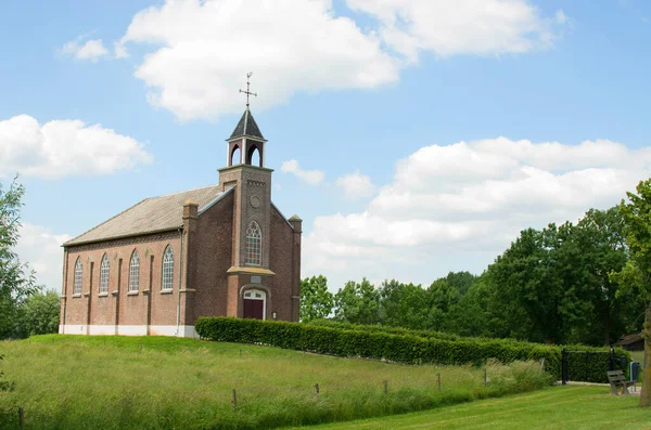 Liten Kyrka Solig Dag Med Moln — Stockfoto