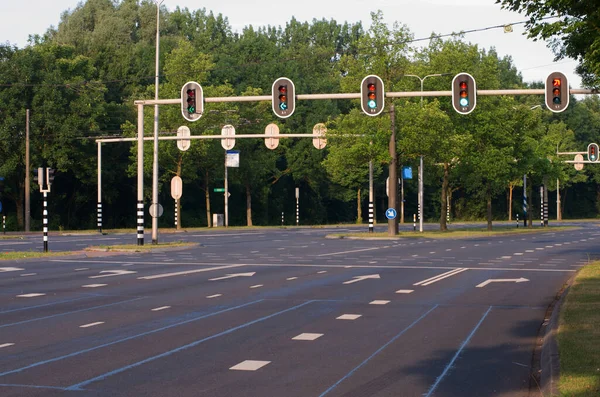 Lege Verkeersknooppunt Met Verkeerslichten — Stockfoto