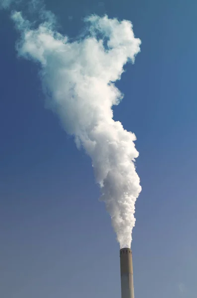 産業用煙突による煙雲による汚染 — ストック写真